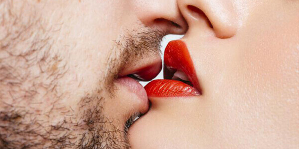 Есть ли риск заражения при поцелуе