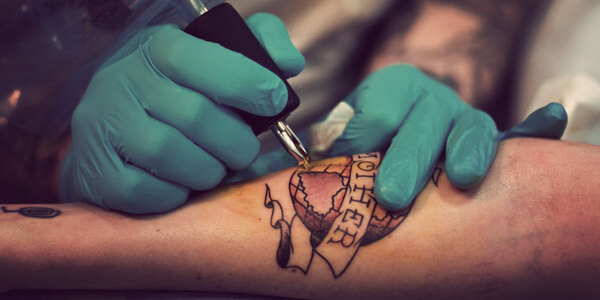 Нанесение татуировки